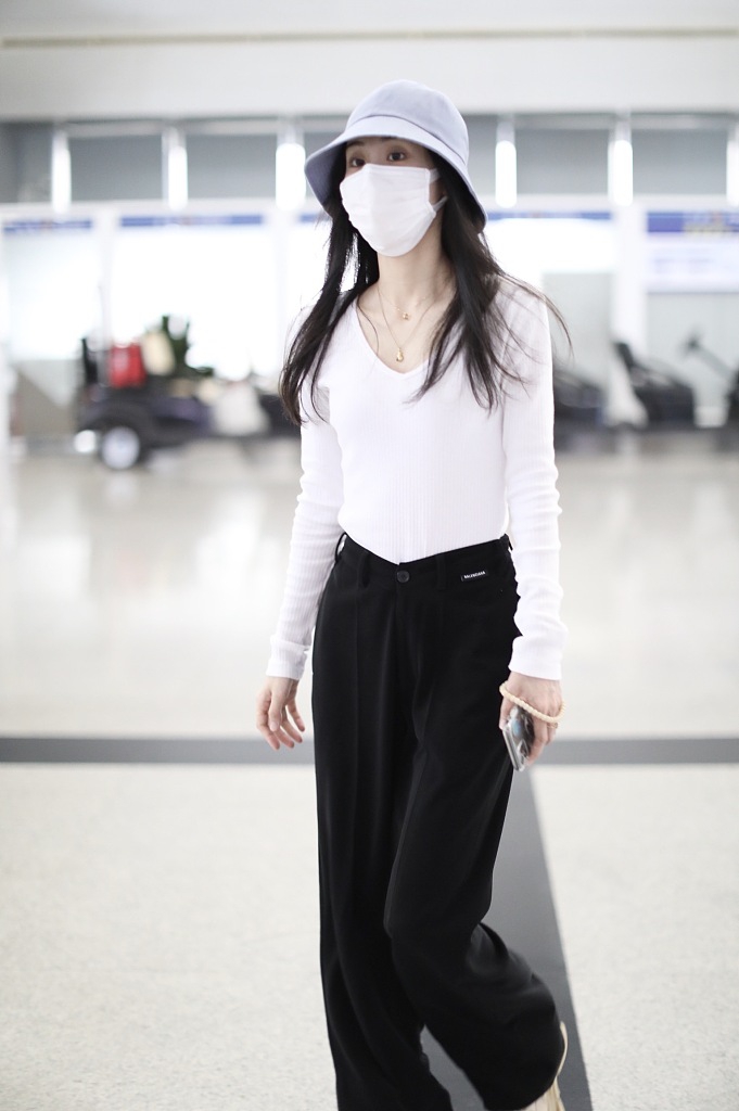 张碧晨穿黑白简装大秀好身材 戴浅蓝渔夫帽清爽大方