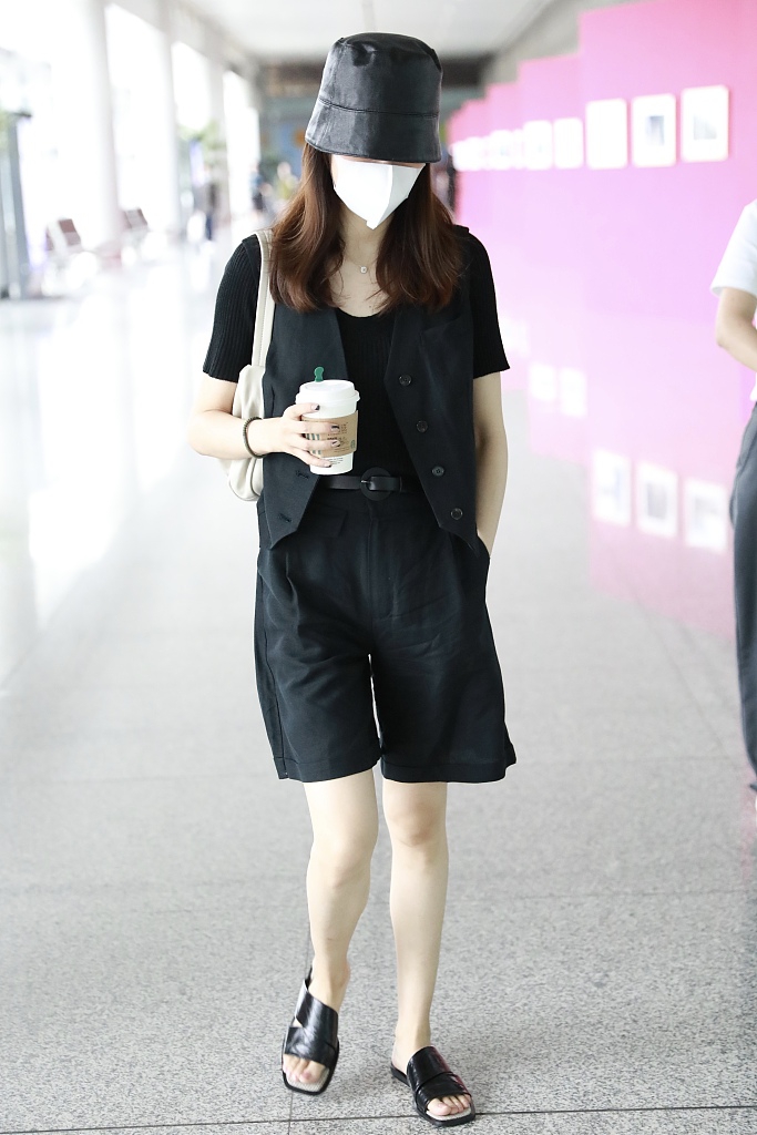 郁可唯全黑look秀美腿可盐可甜 端咖啡悠闲赶路