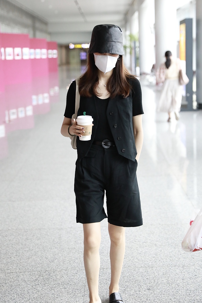 郁可唯全黑look秀美腿可盐可甜 端咖啡悠闲赶路