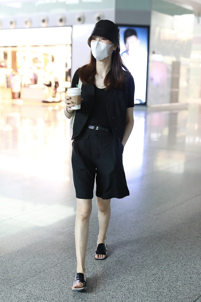 郁可唯全黑look秀美腿可盐可甜 端咖啡悠闲赶路