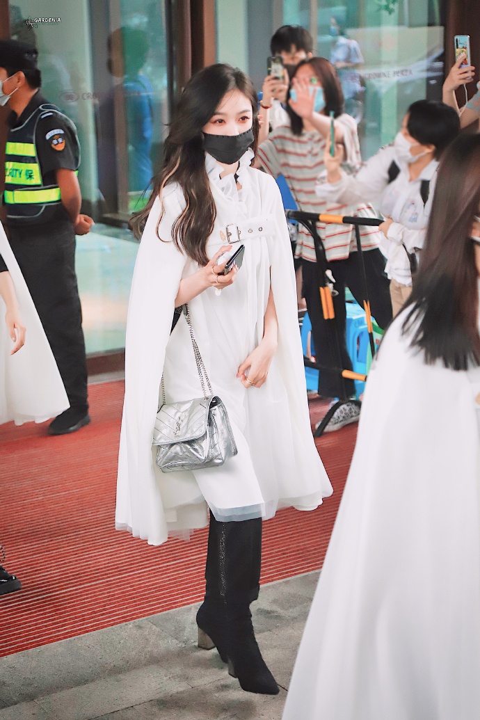 吴宣仪穿披风式纱裙仙气十足 踩黑色高跟长靴不失气场
