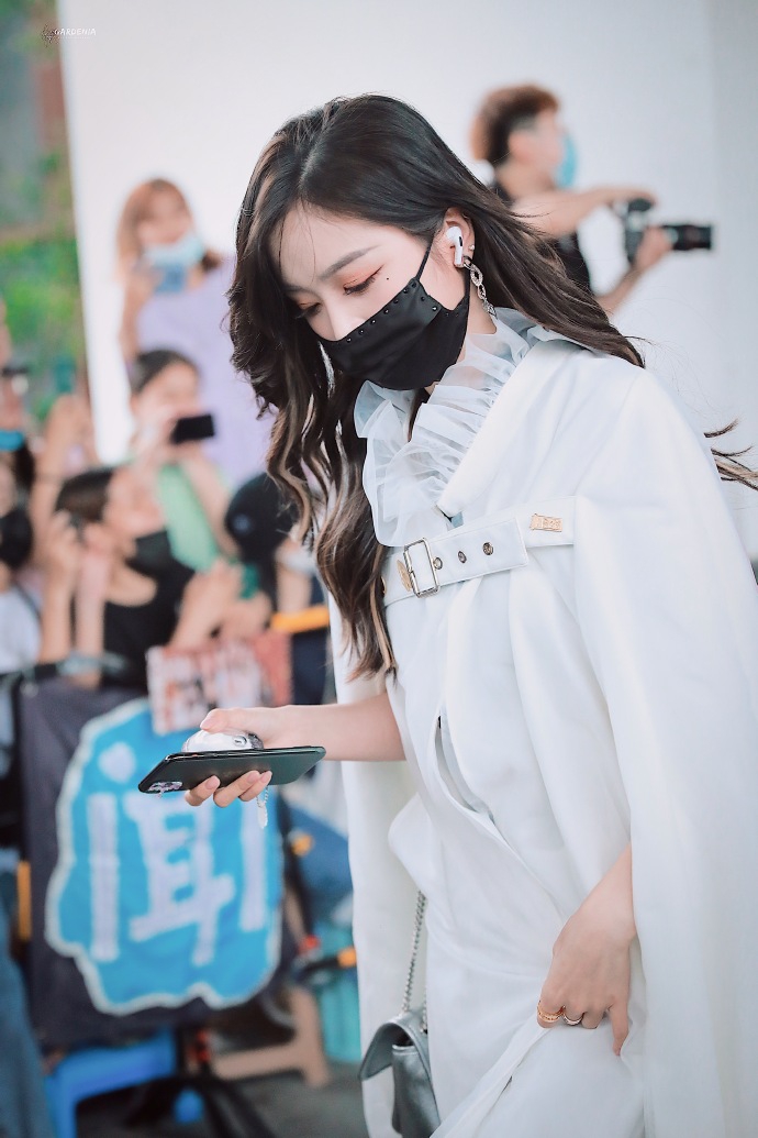 吴宣仪穿披风式纱裙仙气十足 踩黑色高跟长靴不失气场