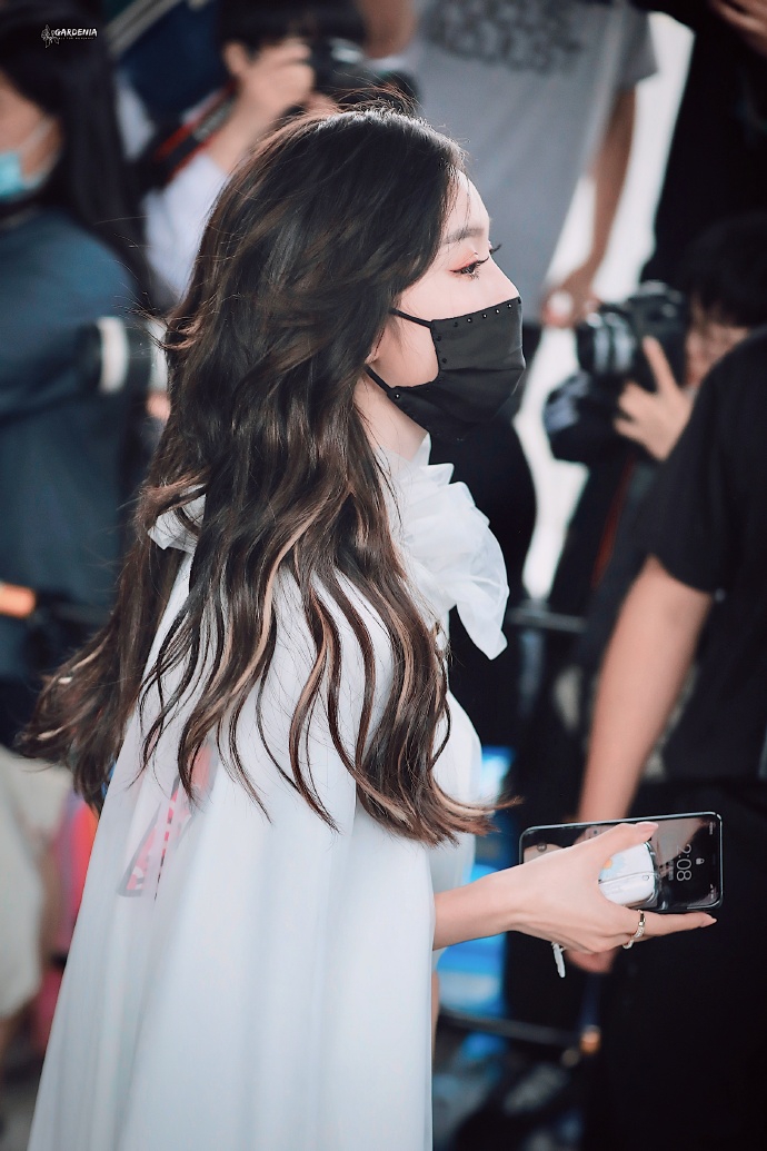 吴宣仪穿披风式纱裙仙气十足 踩黑色高跟长靴不失气场