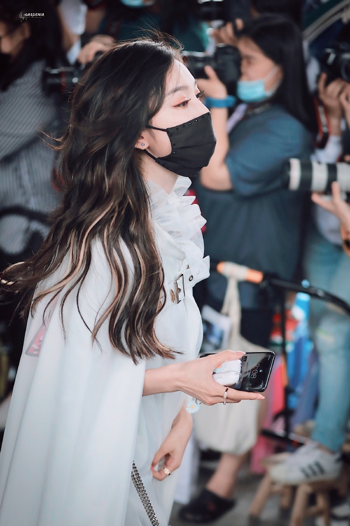 吴宣仪穿披风式纱裙仙气十足 踩黑色高跟长靴不失气场