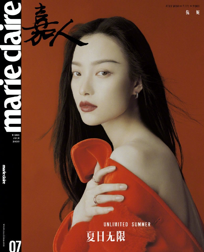 倪妮裸背玫瑰装出镜 细致柳叶眉妩媚性感