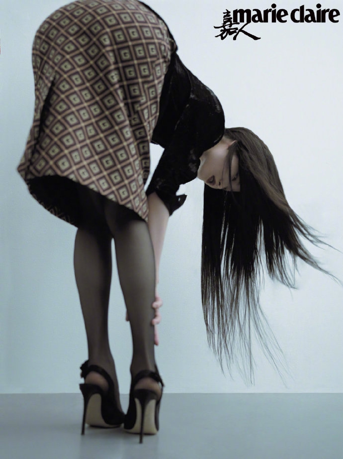 倪妮裸背玫瑰装出镜 细致柳叶眉妩媚性感