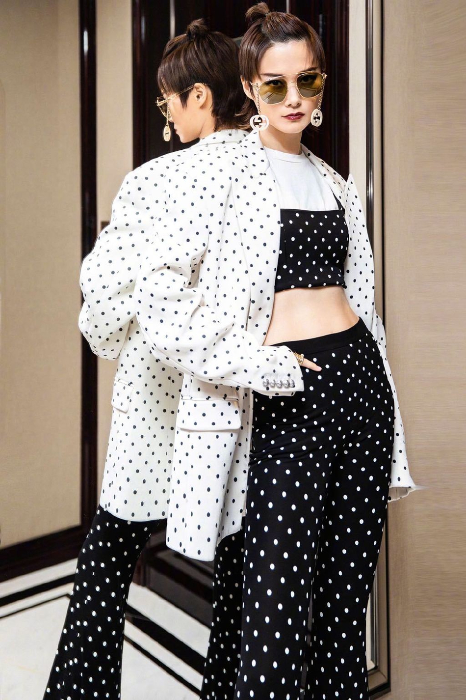李宇春罕见秀蛮腰展示马甲线 扎小辫子戴墨镜显反差萌