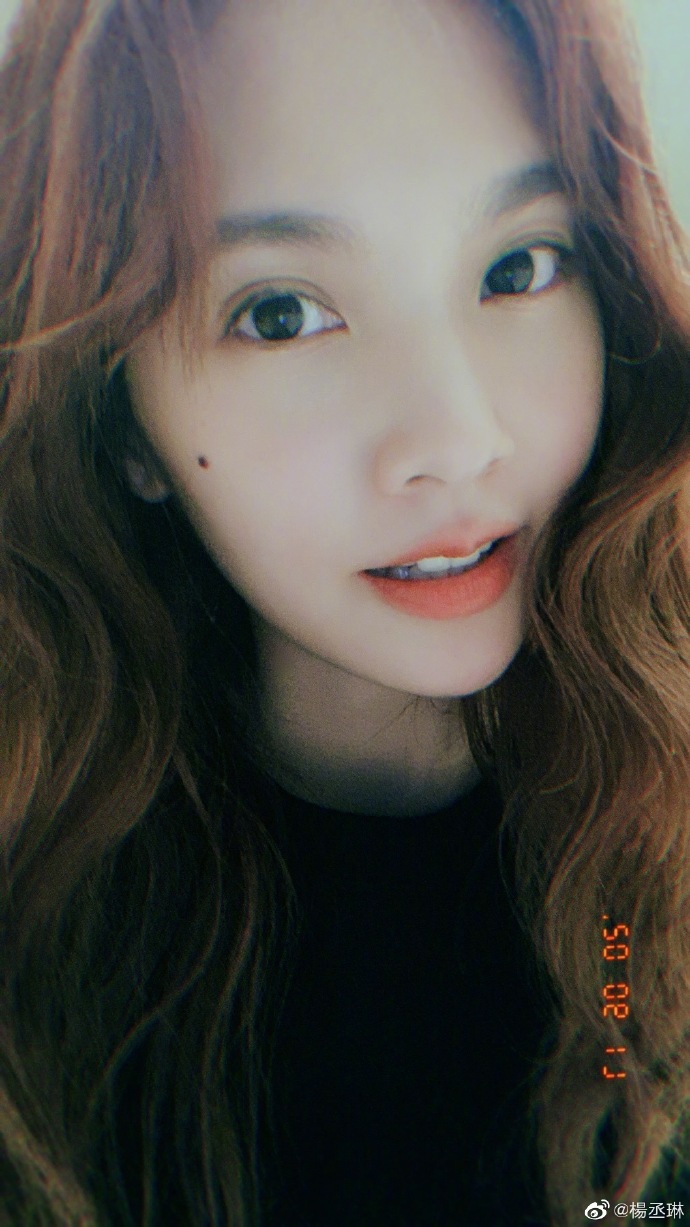 杨丞琳晒自拍皮肤白皙水嫩 棕色卷发可爱俏皮超少女