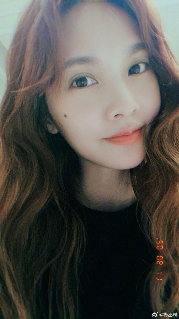 杨丞琳晒自拍皮肤白皙水嫩 棕色卷发可爱俏皮超少女
