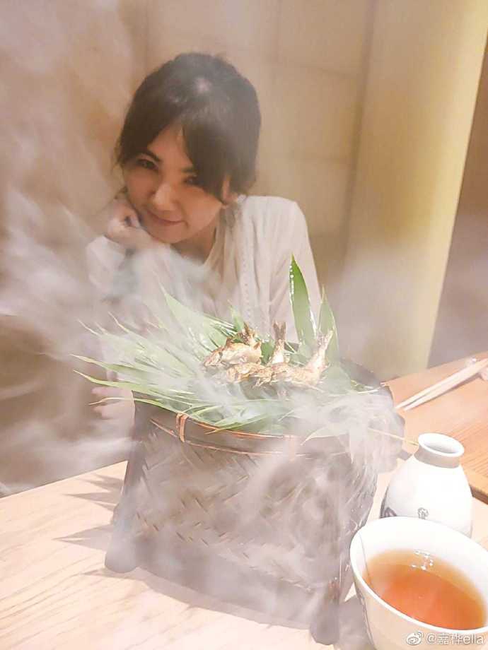SHE为ella庆生 三人开心举杯亲密贴脸合影