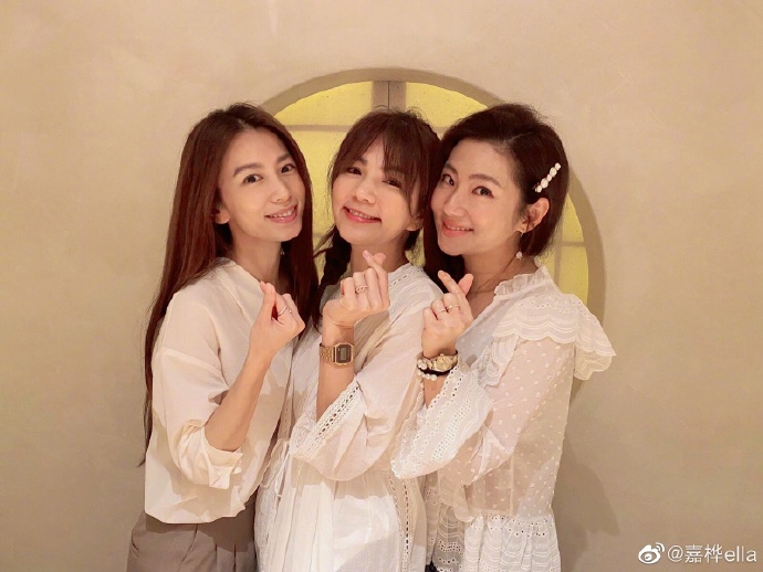 SHE为ella庆生 三人开心举杯亲密贴脸合影
