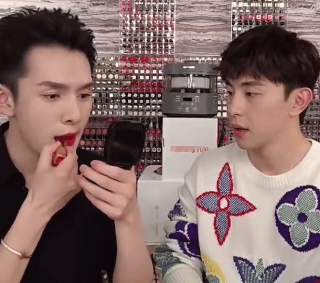 打开新世界大门！邓伦看李佳琦涂口红目瞪口呆