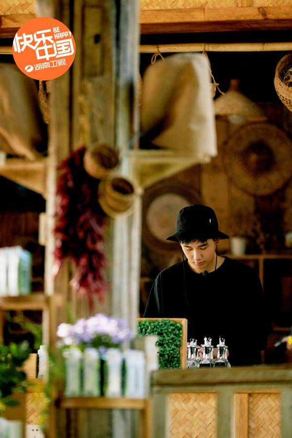 彭昱畅蘑菇屋里勇登椰树 超级月亮《向往4》里玩躲猫猫