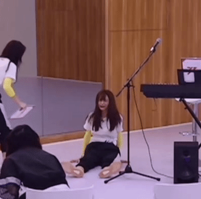 可爱辰辰子!沈梦辰斗舞摔成表情包