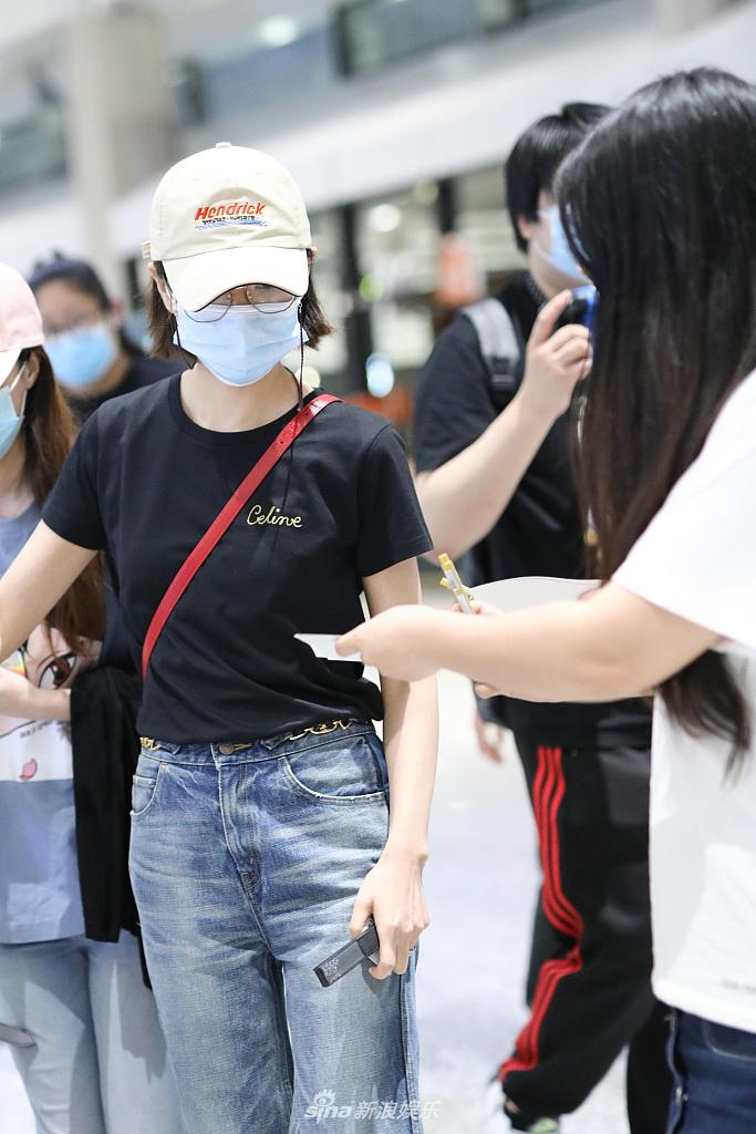 万茜装扮清新简约 挎包快走气质在线