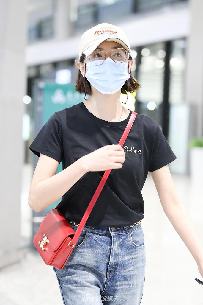 万茜装扮清新简约 挎包快走气质在线