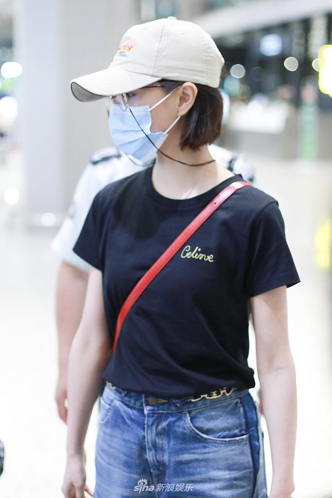 万茜装扮清新简约 挎包快走气质在线