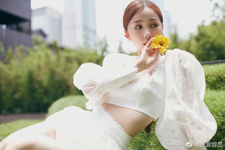 虞书欣白色套装秀蛮腰长腿 公主袖点缀蝴蝶刺绣优雅甜美