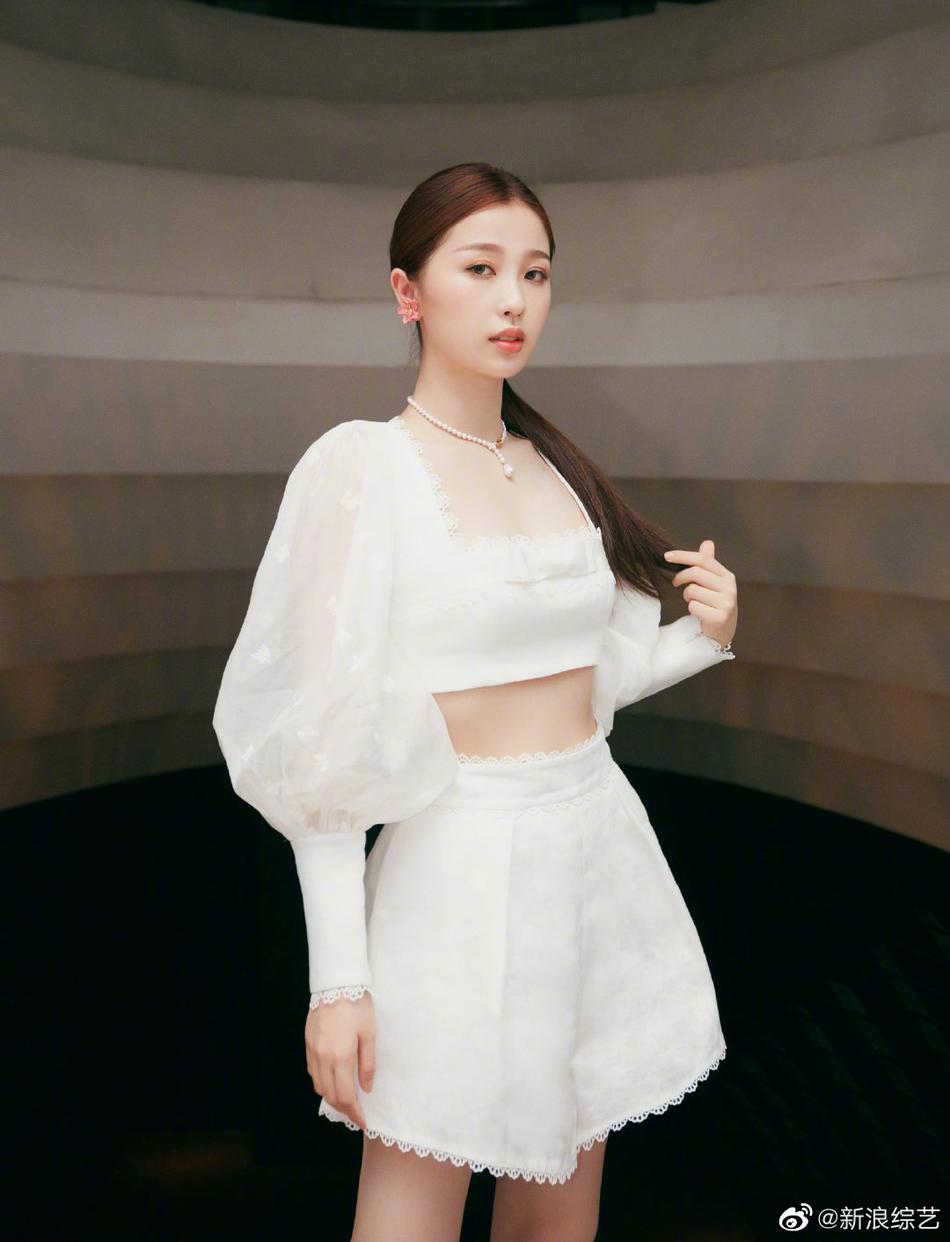 虞书欣白色套装秀蛮腰长腿 公主袖点缀蝴蝶刺绣优雅甜美