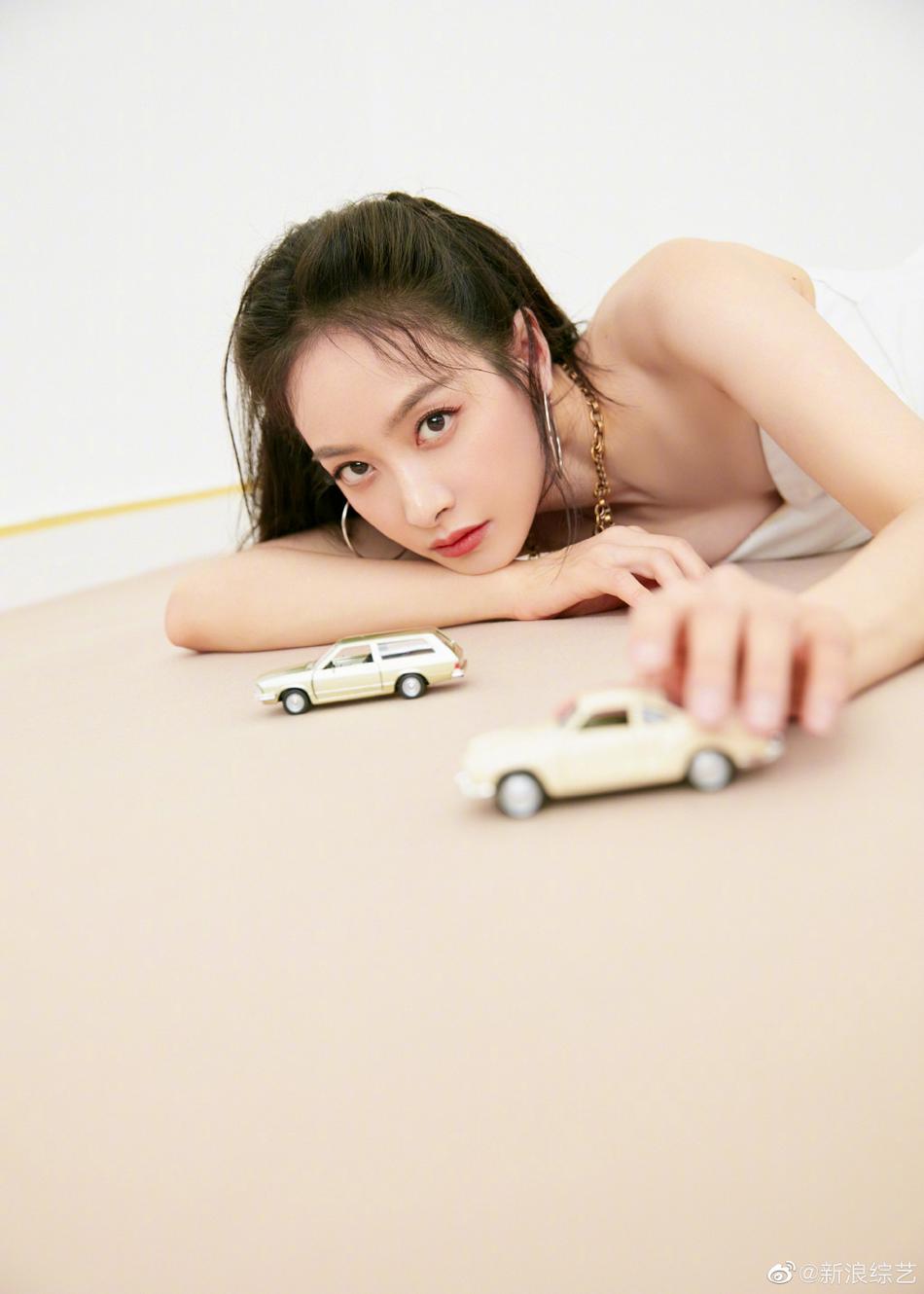 宋茜夏日柠檬风写真曝光 编发挑染活力甜美