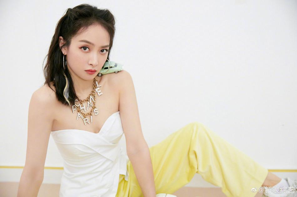 宋茜夏日柠檬风写真曝光 编发挑染活力甜美