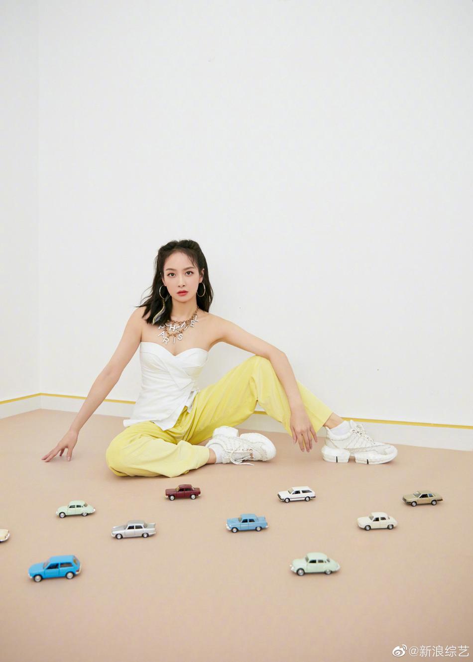 宋茜夏日柠檬风写真曝光 编发挑染活力甜美