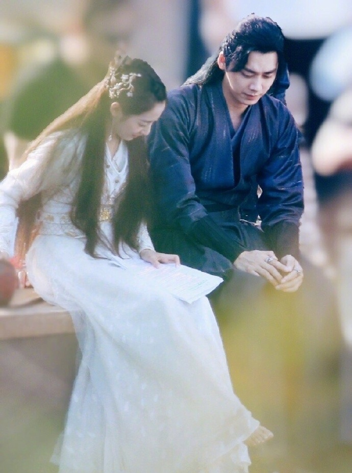 网曝李易峰陈钰琪新剧同框路透 坐石阶低头浅笑cp感足