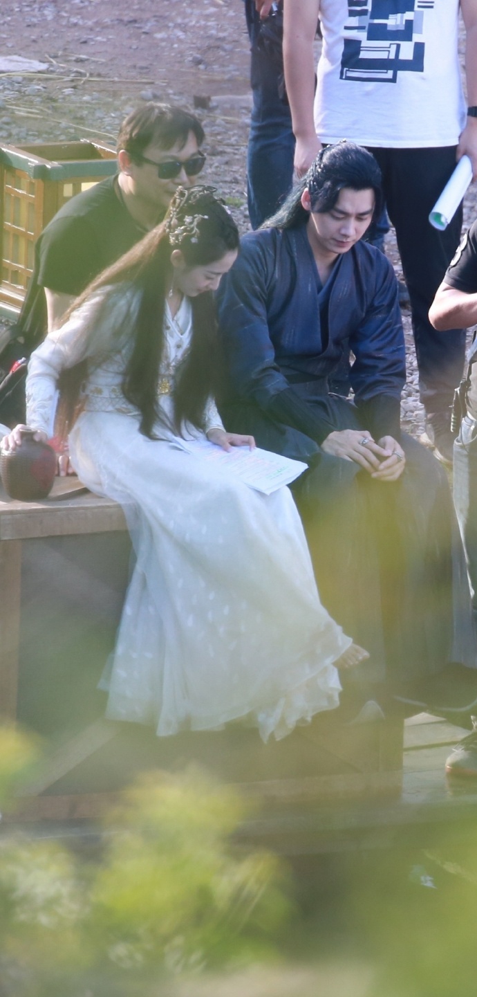 网曝李易峰陈钰琪新剧同框路透 坐石阶低头浅笑cp感足