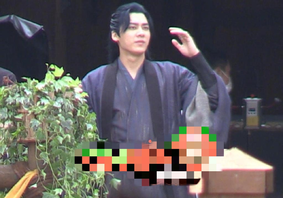 网曝李易峰陈钰琪新剧同框路透 坐石阶低头浅笑cp感足