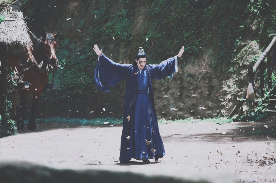 网曝李易峰陈钰琪新剧同框路透 坐石阶低头浅笑cp感足