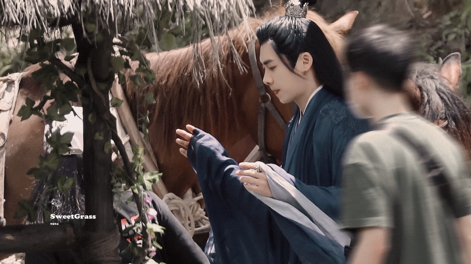 网曝李易峰陈钰琪新剧同框路透 坐石阶低头浅笑cp感足