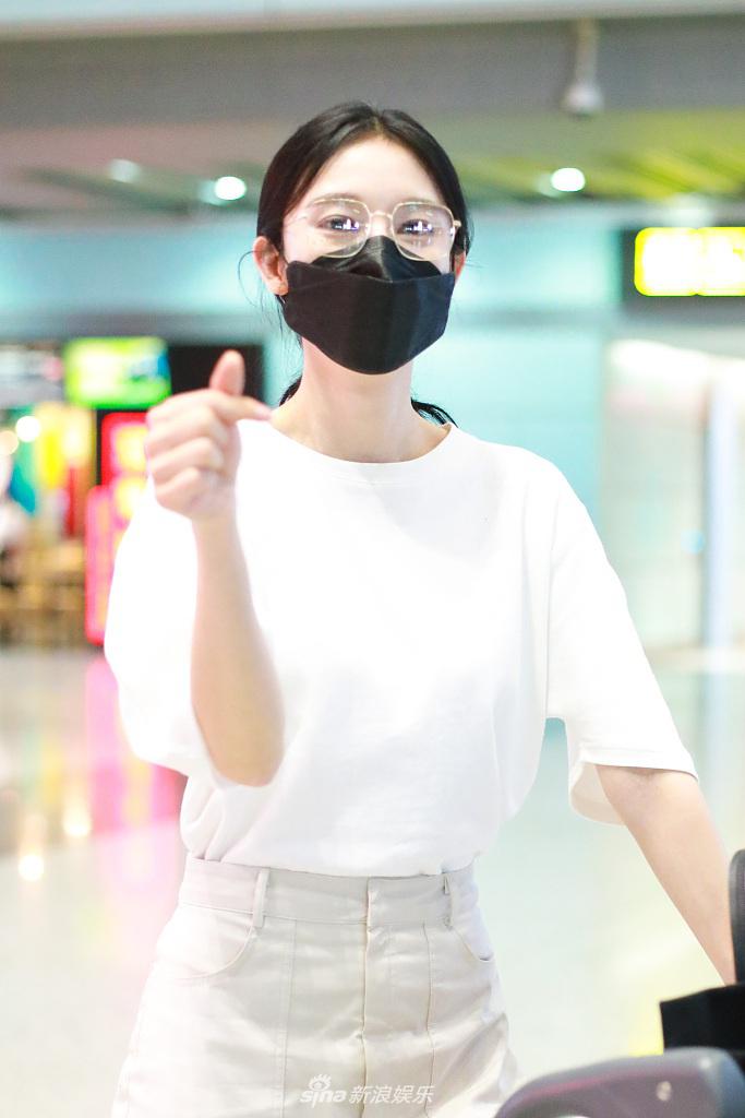 张俪造型利落又帅又美攻气足 对镜比心示爱粉丝