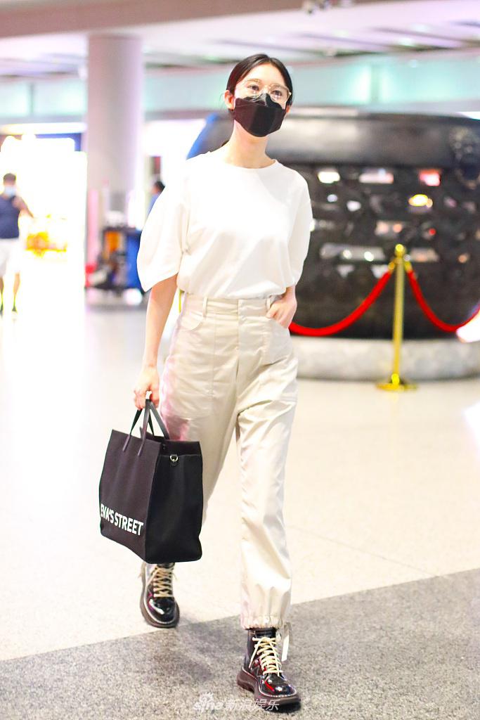 张俪造型利落又帅又美攻气足 对镜比心示爱粉丝