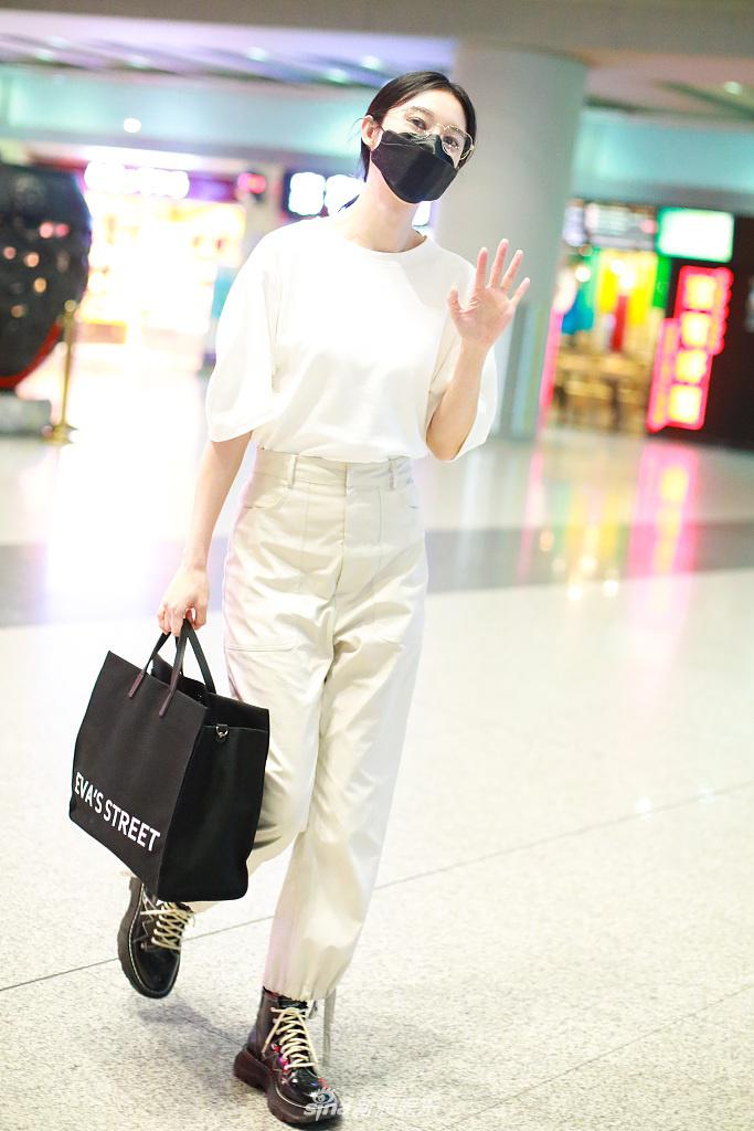 张俪造型利落又帅又美攻气足 对镜比心示爱粉丝