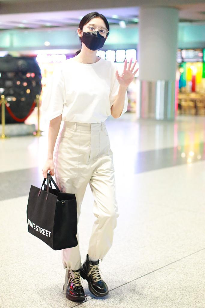 张俪造型利落又帅又美攻气足 对镜比心示爱粉丝