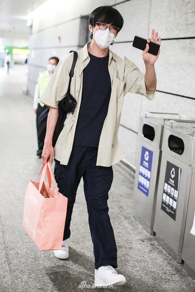 张雨剑全新发型现身机场 留刘海戴眼镜变斯文少年