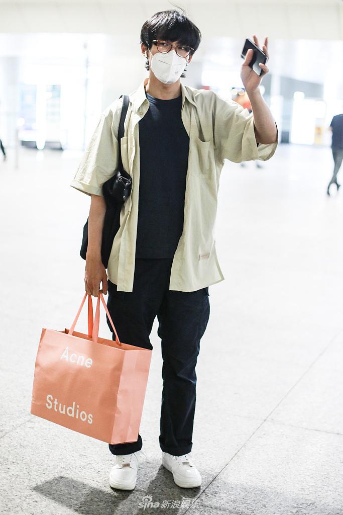张雨剑全新发型现身机场 留刘海戴眼镜变斯文少年