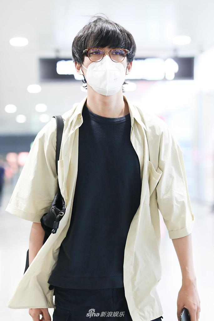 张雨剑全新发型现身机场 留刘海戴眼镜变斯文少年