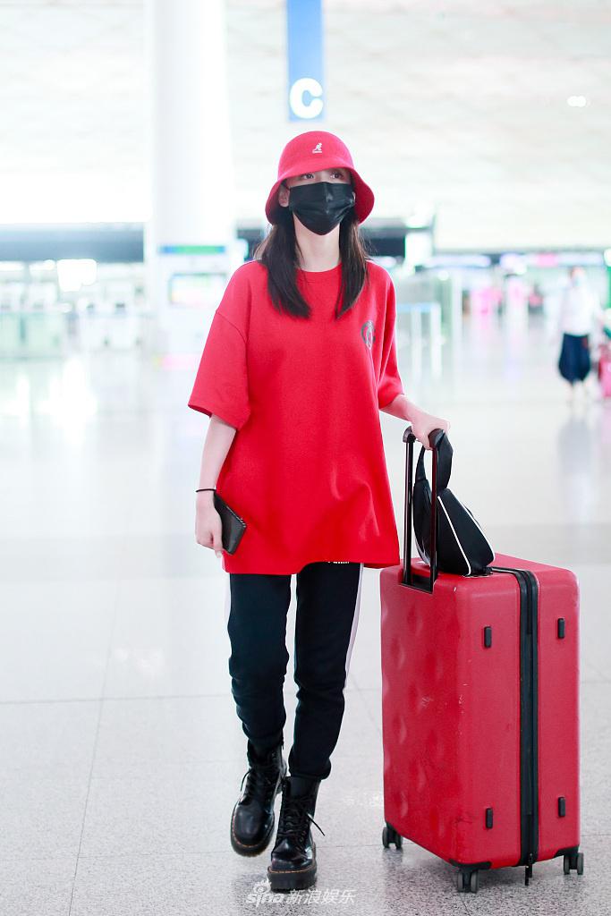 葛鑫怡红衣红帽现身机场  自推大红行李箱青春活力足