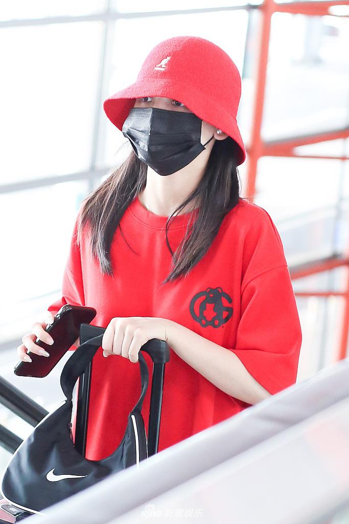 葛鑫怡红衣红帽现身机场  自推大红行李箱青春活力足