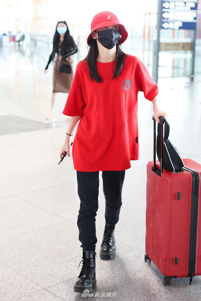 葛鑫怡红衣红帽现身机场  自推大红行李箱青春活力足