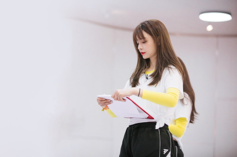 可爱辰辰子!沈梦辰斗舞摔成表情包