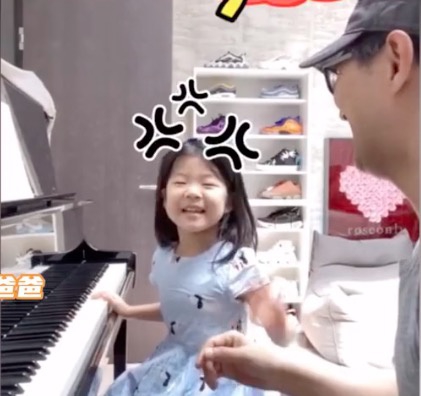汪峰陪女儿弹钢琴调皮捣乱 醒醒撒娇式凶爸爸超可爱