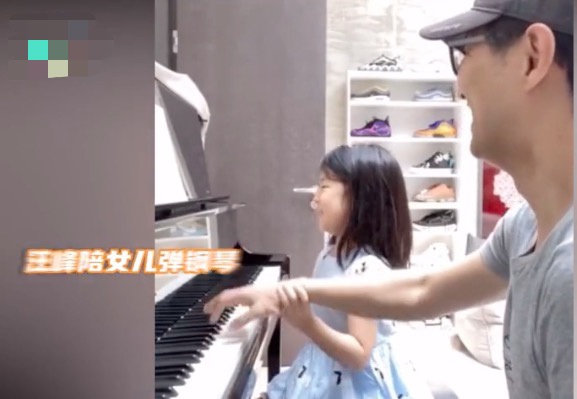 汪峰陪女儿弹钢琴调皮捣乱 醒醒撒娇式凶爸爸超可爱