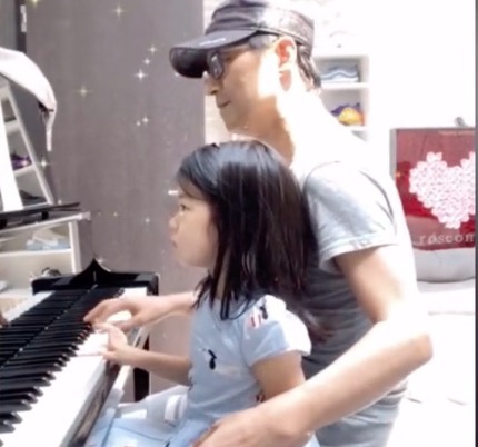 汪峰陪女儿弹钢琴调皮捣乱 醒醒撒娇式凶爸爸超可爱