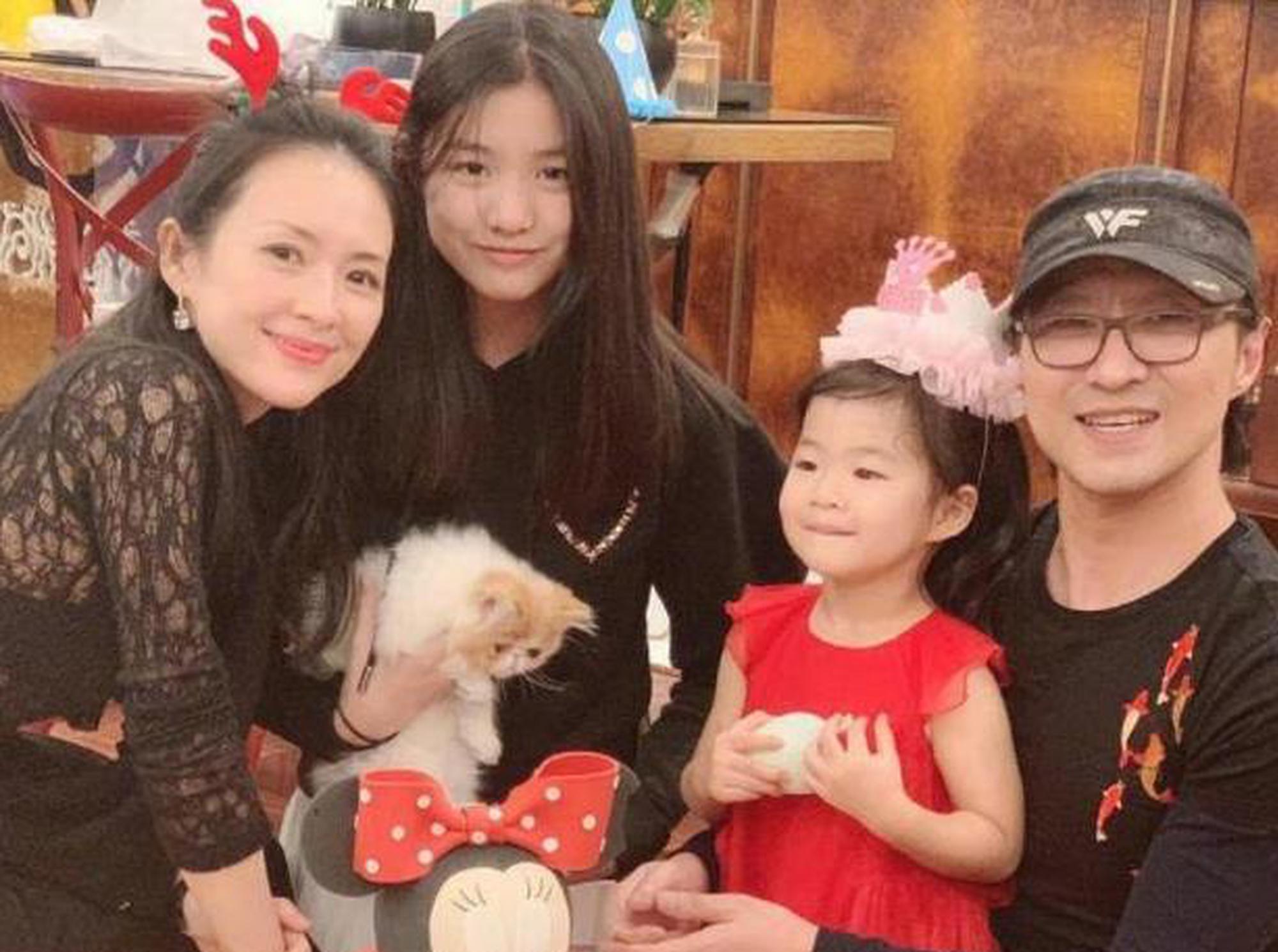 汪峰陪女儿弹钢琴调皮捣乱 醒醒撒娇式凶爸爸超可爱