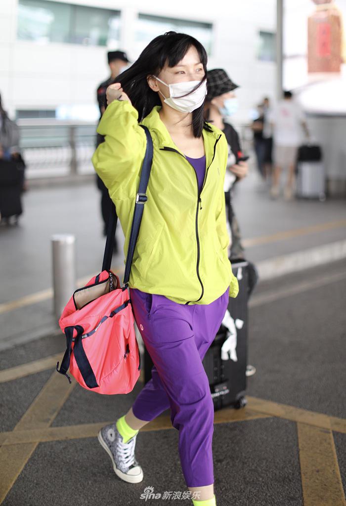 黄龄机场玩撞色帅气时尚 摇头晃脑乱发狂舞