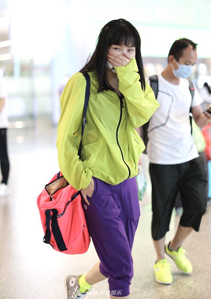 黄龄机场玩撞色帅气时尚 摇头晃脑乱发狂舞