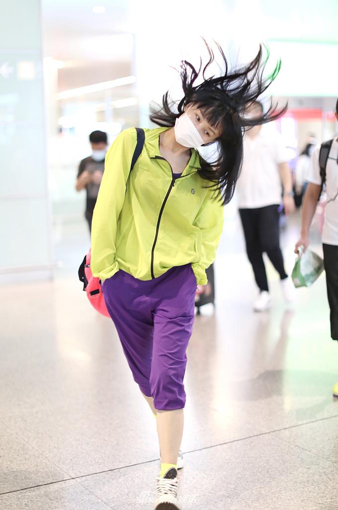 黄龄机场玩撞色帅气时尚 摇头晃脑乱发狂舞