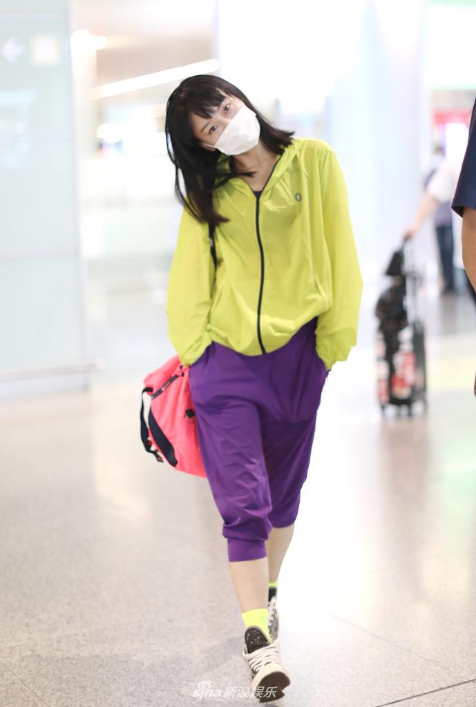 黄龄机场玩撞色帅气时尚 摇头晃脑乱发狂舞